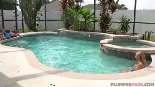 Er bumst sein molliges Luder am Pool