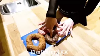 Elsarixterxxx Hot Wife. Look How Hot I Am, I Love to Tease and Show My Charms After Walking Around Without Panties.