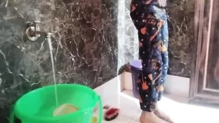 Step sister ko gandi video dikha kar choda