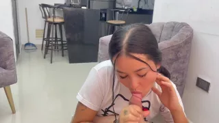 Mi Hermanastra Me Encuentra Un Condon Y Me Pide Que Le Ensene Como Usarlo Usando Mi Gran Polla