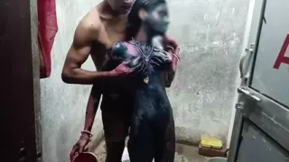 UP Bali's Sarita Bhabhi played Holi by taking her to the bathroom, brother-in-law Bhabhi Holi video