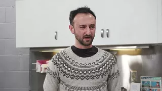 Er muss seiner blonden Freundin beim Fremdfick in der Küche zusehen