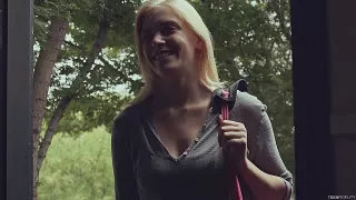 Blonde Hausfrau und Freundin teilen sich einen Schwanz