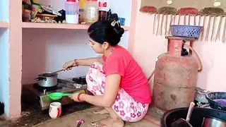 Tight  Desi Bhabhi in Saree