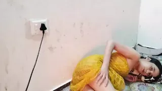 Step sister ko uthaa kar land par jabr dasti pela