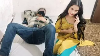 Step father ne apni step daughter ko boyfriend se bat krte huye pakra aur pel diya