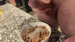 Hung Bodybuilder Unloads Multiple Cumshots Into Cereal