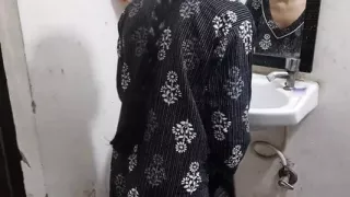 Step sister ko bathroom me jabar dasti pel diya