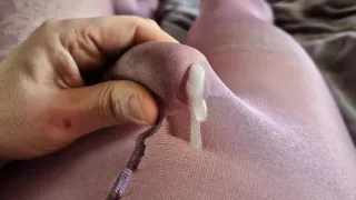 Cumshot in lila Nylons