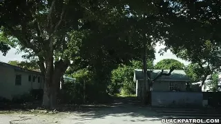 Polizistin fickt mit einem schwarzen Kerl