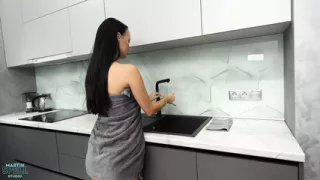 She Couldn't Hold Back in Front of This Pumped-up Plumber and Showed Her Hot Body.