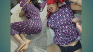 Desi maid ne bartan dhone ke bahane apane Malik ke sath kichen me chud gahi