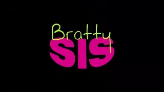 Schwarzhaariges Tittengirl in die blanke Möse gefickt