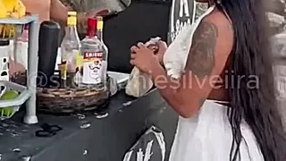 Schwarzhaarige Latina an der Strandbar gefickt