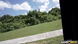 Im Auto reitet die Tittenmilf auf dem BBC