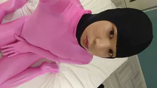 A cross-dressing boy wore black full-body tights, shot inside the tights, and then changed into pink full-body tights and felt good.