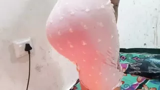 Apni chachi ko nahate samye chod diya