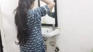 Step sister ko bathroom me pakad ke chod diya