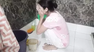 Step sister ko nahate samye chod diya