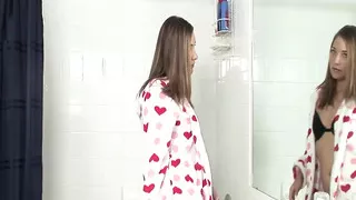 Crissy Varner takes a bath and shaves her pussy for you to