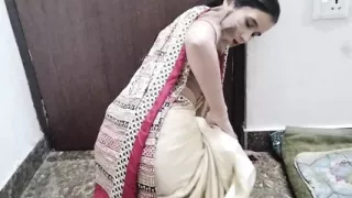 Chachi ko saari pahana kar jabar dasti choda