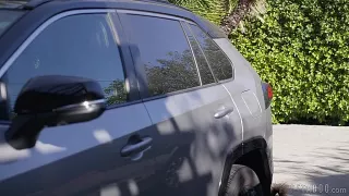 Blondes Girl und tätowierte Stiefmama im Dreier