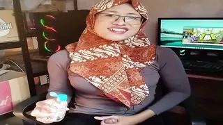 Indo Shemale Hijab Masturbation in Office