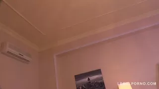 Dunkelhaarige Milf in roten High Heels gevögelt