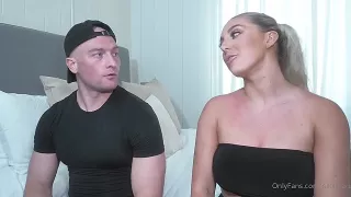 Zwei blonde Busenfreundinnen teilen sich seinen dicken Schwanz