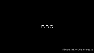 Schwarzhaarige mit dicken Titten fickt mit einem BBC