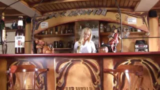 Asia la ragazza della porta accanto