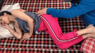 Soyi hui stepsister ko kapde utaar kar jabar dasti pela