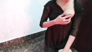 Desi aunty ko saman dene ke bahane pel diya