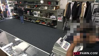 Junge Blondine wird vom Pfandleiher genagelt