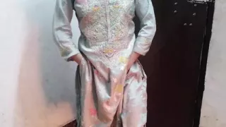 Desi hot girl ka bathroom me band karke pel diya