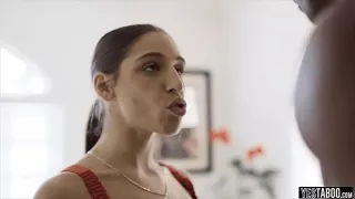 Afro Wichse über ihrem weißen Bauch