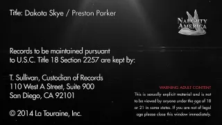 Die Rosette des blonden Mädchens mit den kleinen Titten penetriert