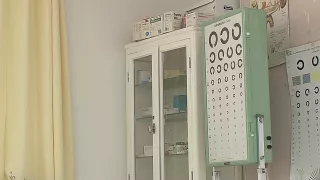 Schwarzhaarige Asiatin mit dickem Busen in die haarige Möse gefickt