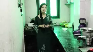 Wife ke nhi rahne par naukrani ko chod kar pregnant kar diya