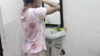 Step sister ready ho rhi thi bathroom me jakar pel diya