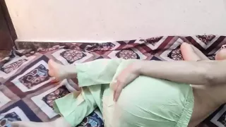 Soyi hui sister in law ko chuchi daba daba kar pela