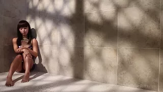 Ein schwarzer Prügel für das Asiagirl