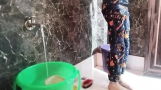 School girl ko bathroom MMS video viral