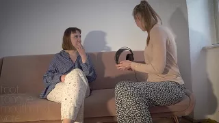 Zehenspiele mit brünetten Freundinnen