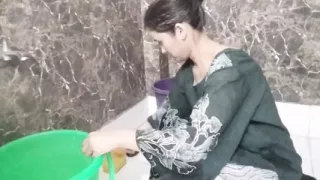 Step sister ko bathroom me nanga karke le pel diya