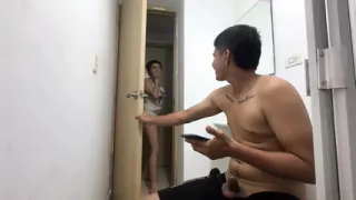 Detono Duro Con Mi Enorme Polla Por Verme Mientras Me Masturbo En Su Ducha a Mi Latina Culona Hermanastra Por Su Rico Culo.