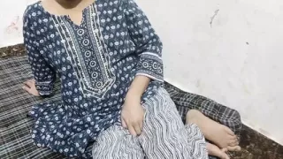 Aunty ko saman dene ke bahane oyo room me pela