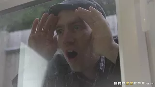 Im Büro fickt er die schwarzhaarige Titten-Tippse