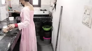 Khana nhi dene par naukrani ko jabar dasti kichen me hi pel diya