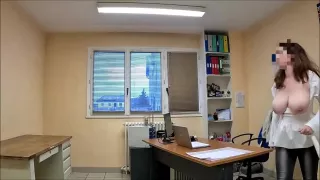 ma secretaire a forte poitrine aime l exhib